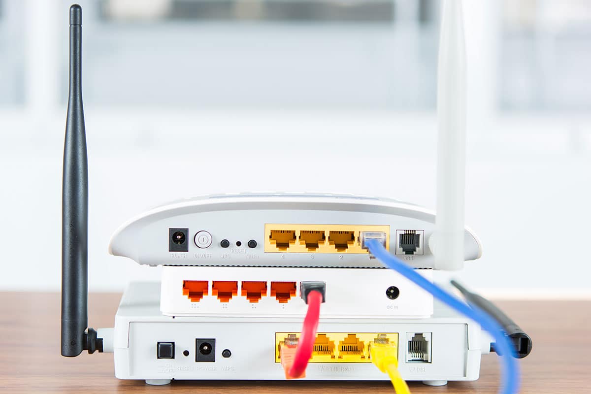 Drei Router von hinten, mit ihren Anschlussbuchsen