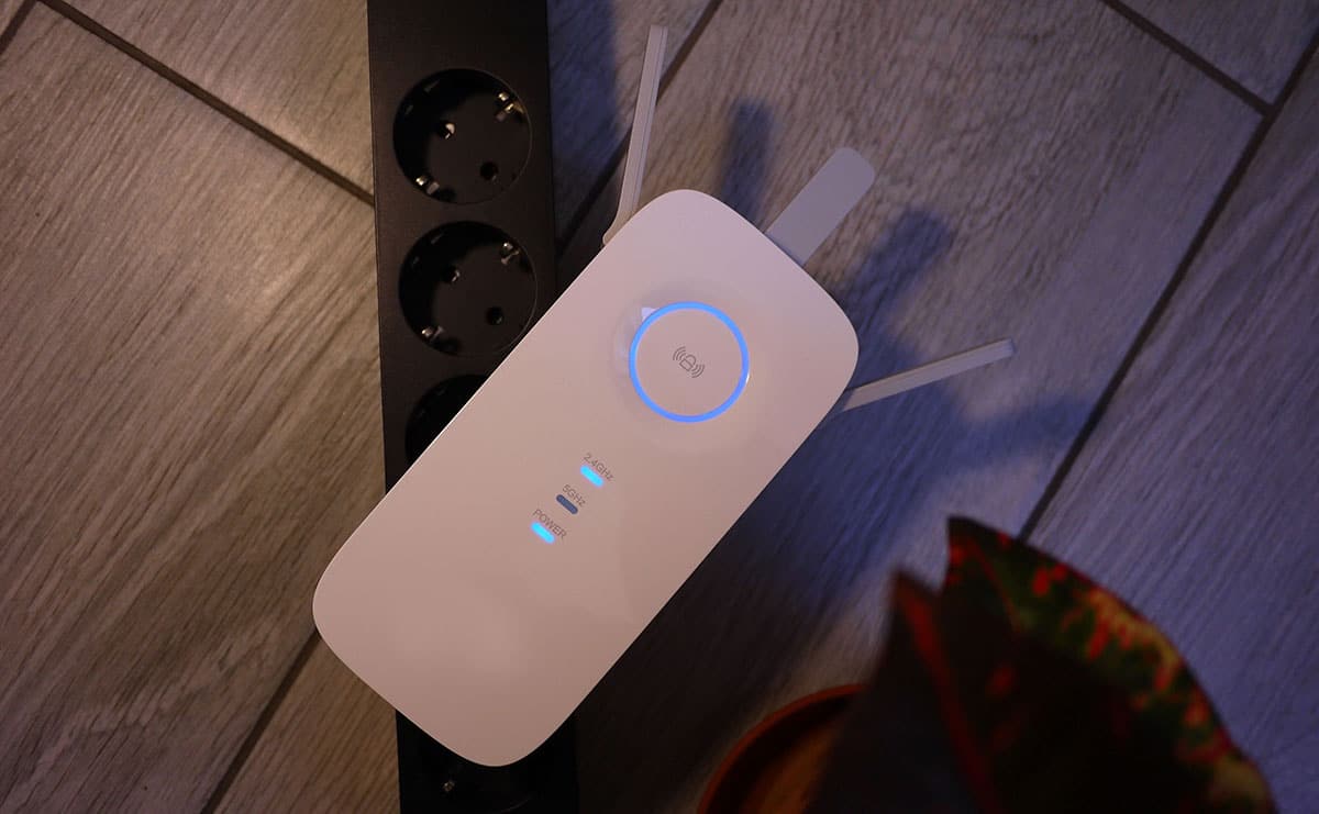 Ein WLAN-Repeater steckt in einer Steckdosenleiste